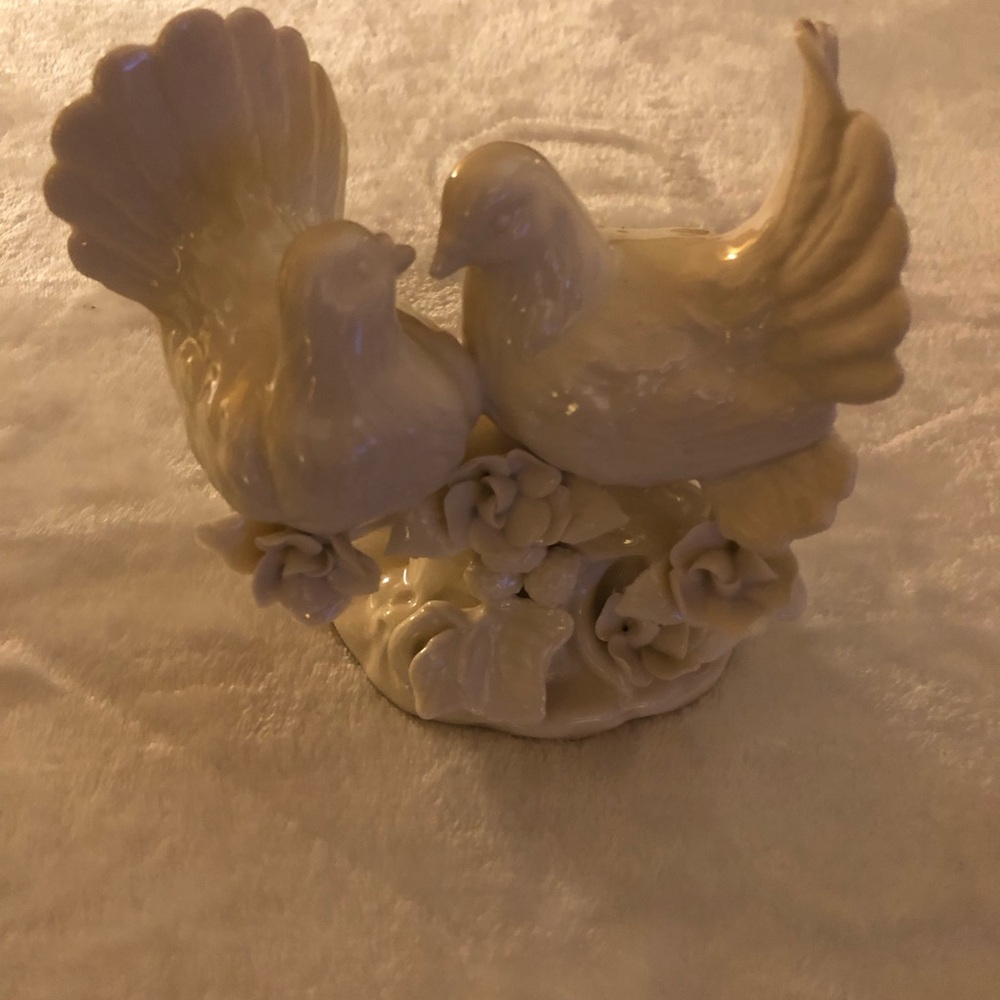 Vintage Porcelain Turtle Doves/Lovebirds Sculpture; Excellent Condition; Pretty